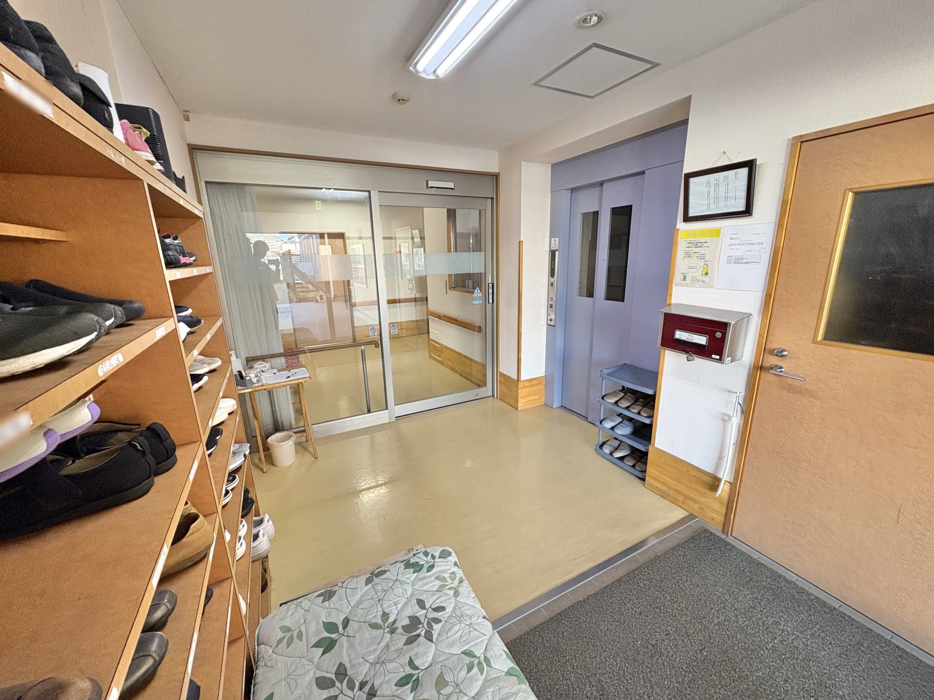靴棚とエレベーターのある廊下