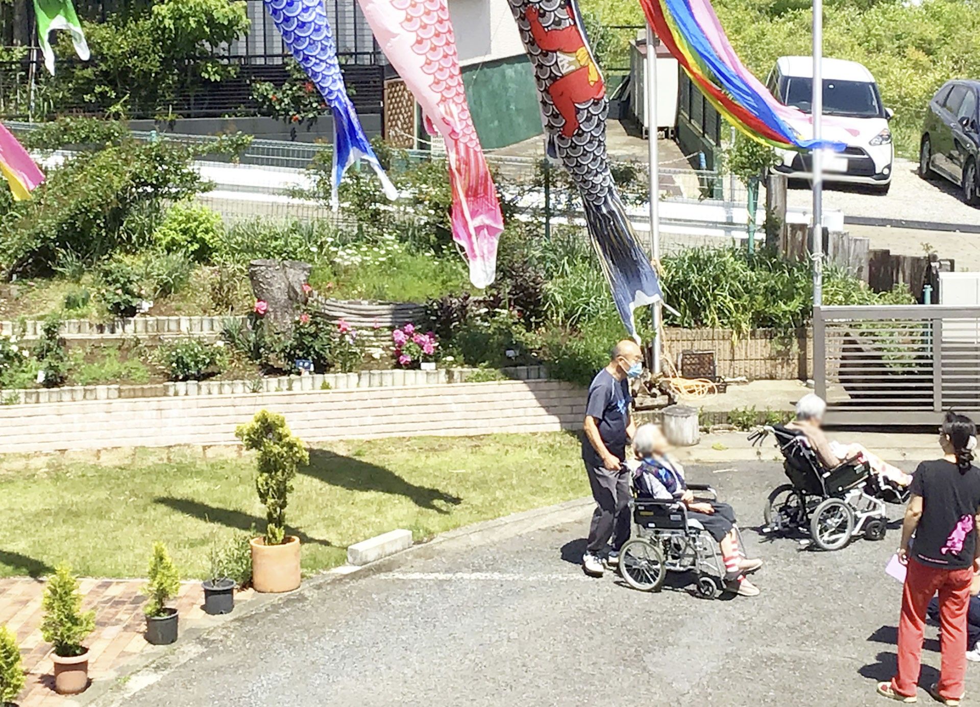 庭での交流の様子