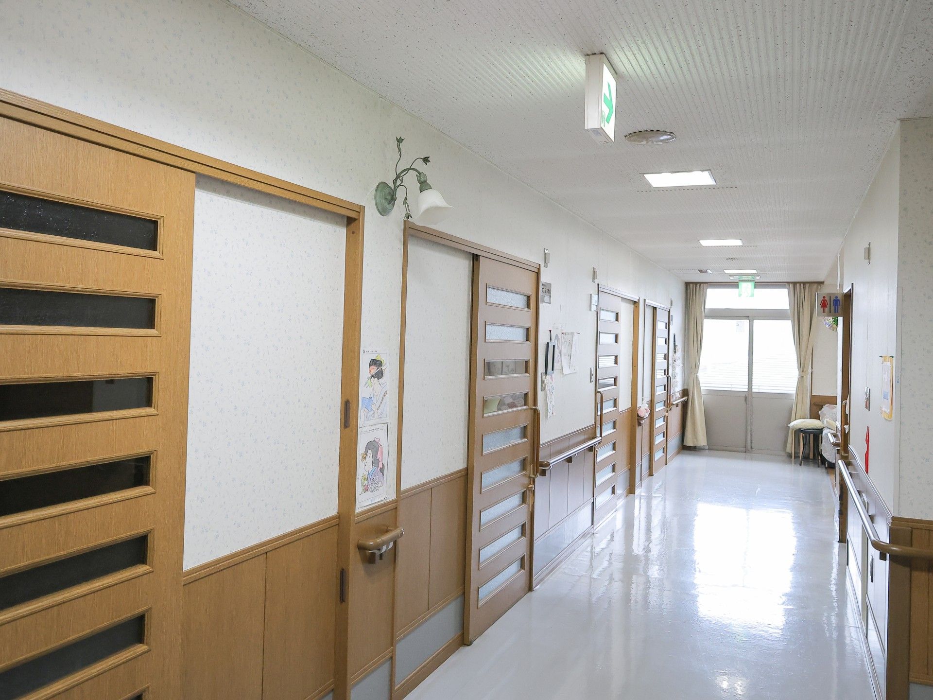 明るく清潔な廊下