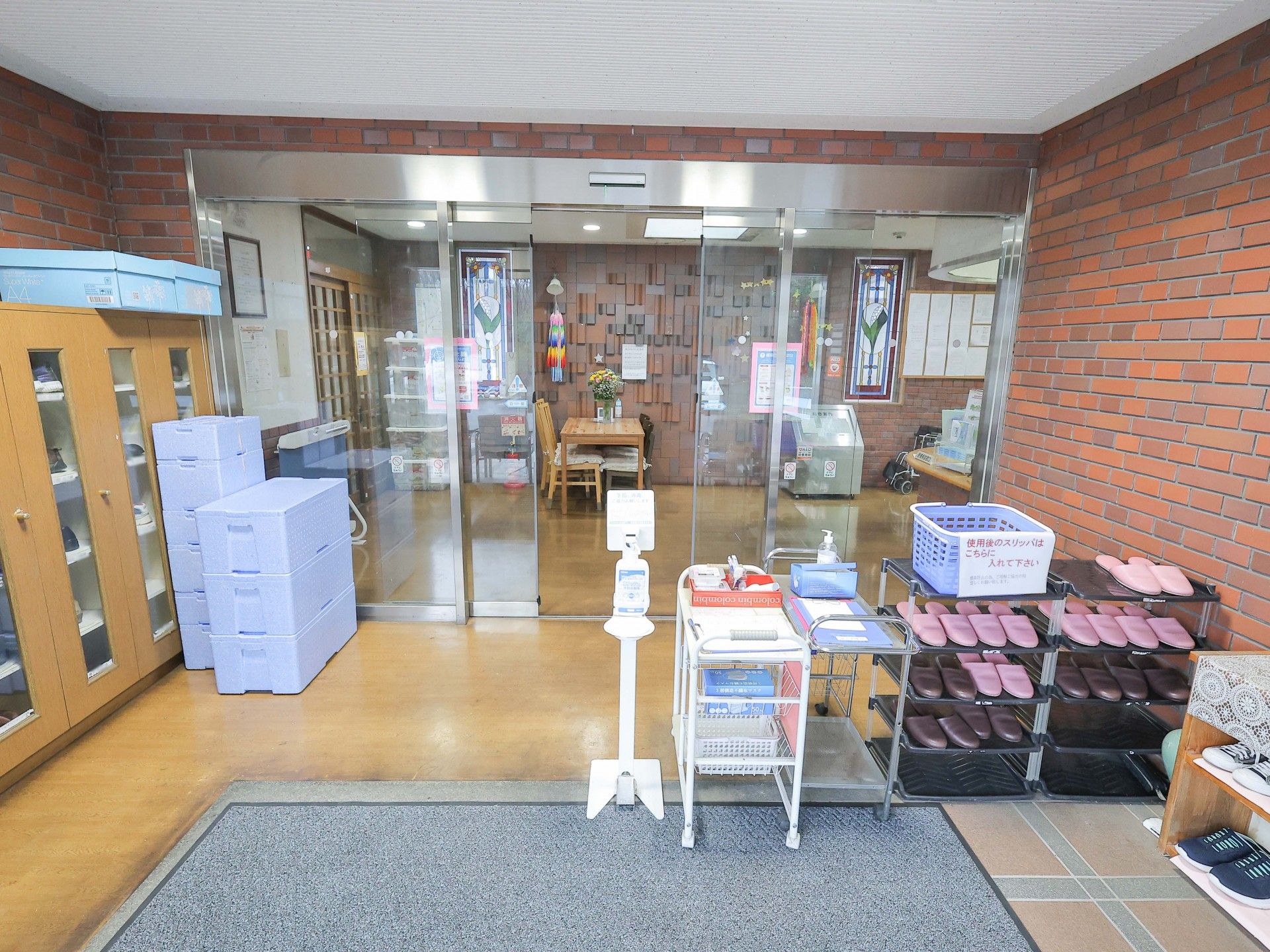 入口付近の明るい空間