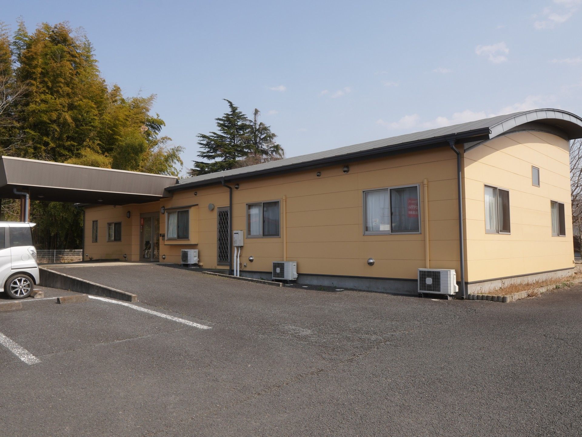 駐車場のある建物外観