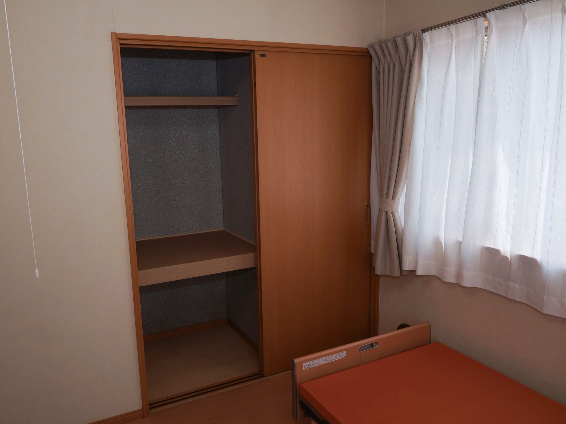 収納とベッドのある部屋