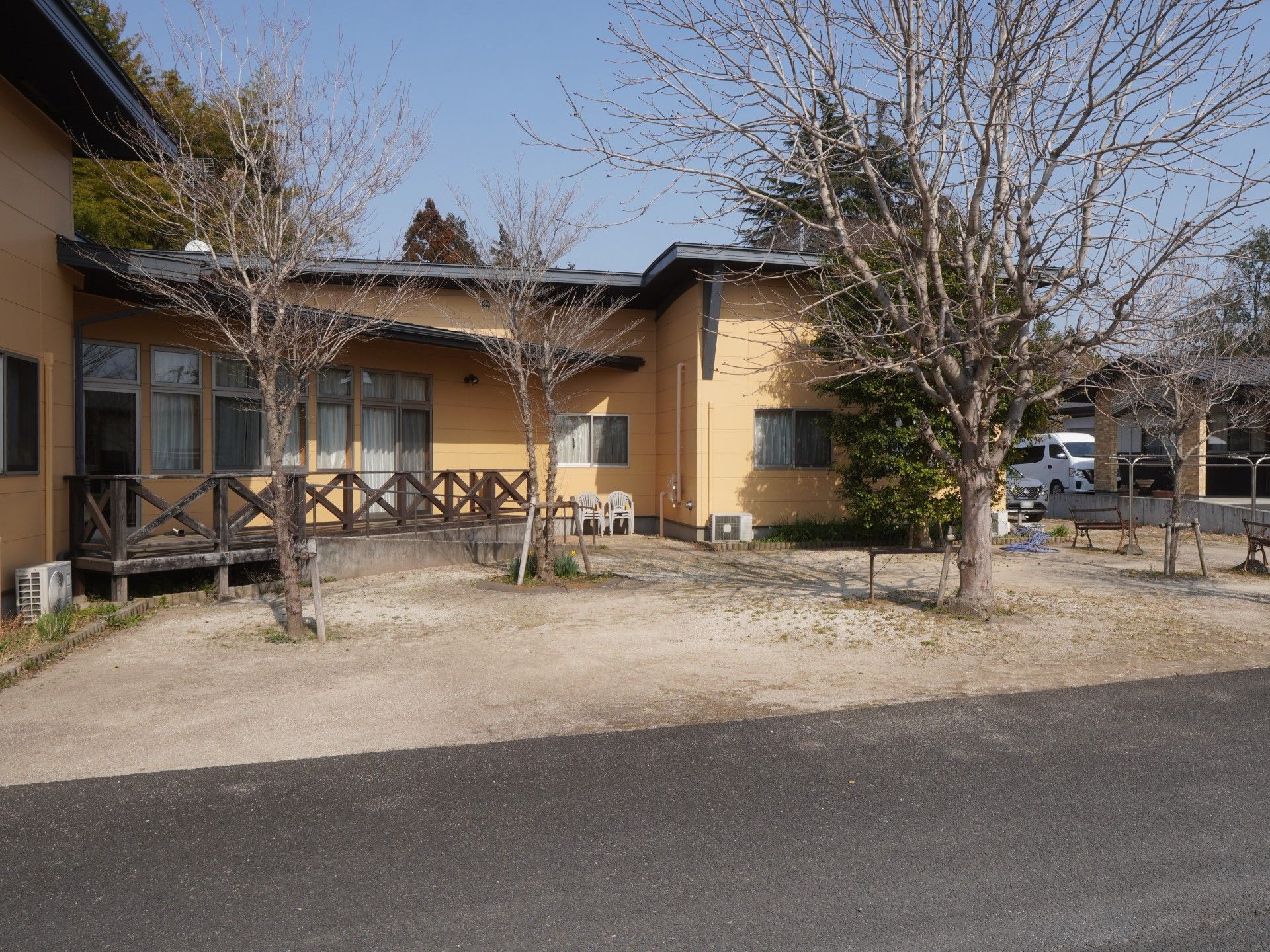 木々に囲まれた建物外観
