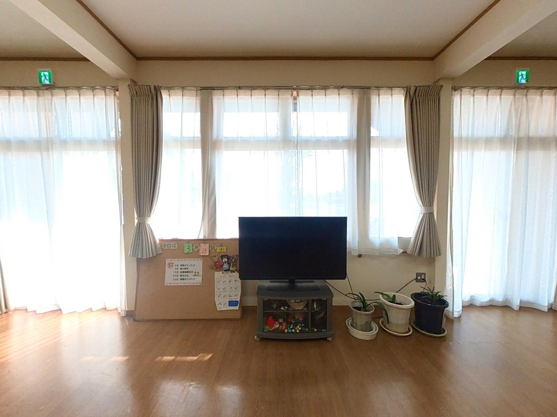 テレビと掲示板のある部屋