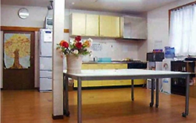 花が飾られた明るい部屋
