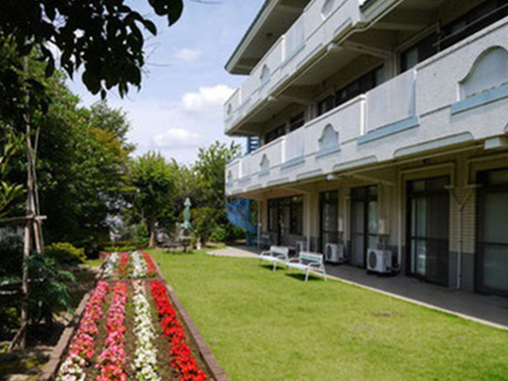 色とりどりの花壇と建物