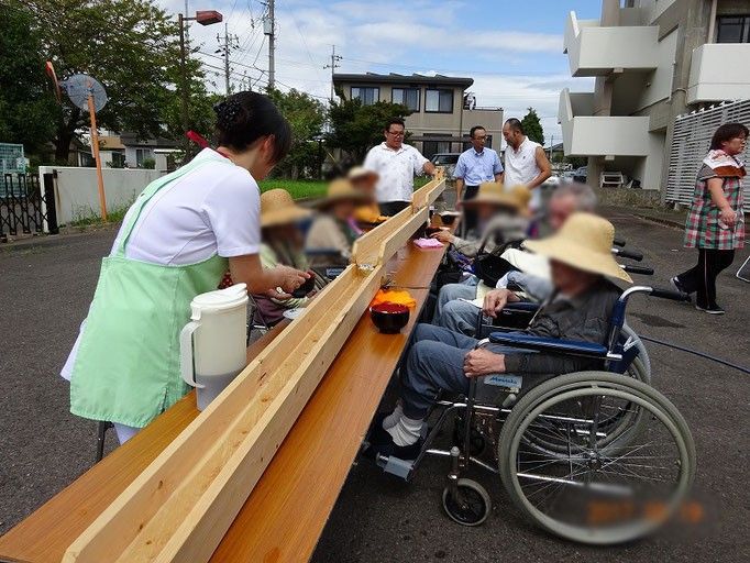 屋外での流しそうめん