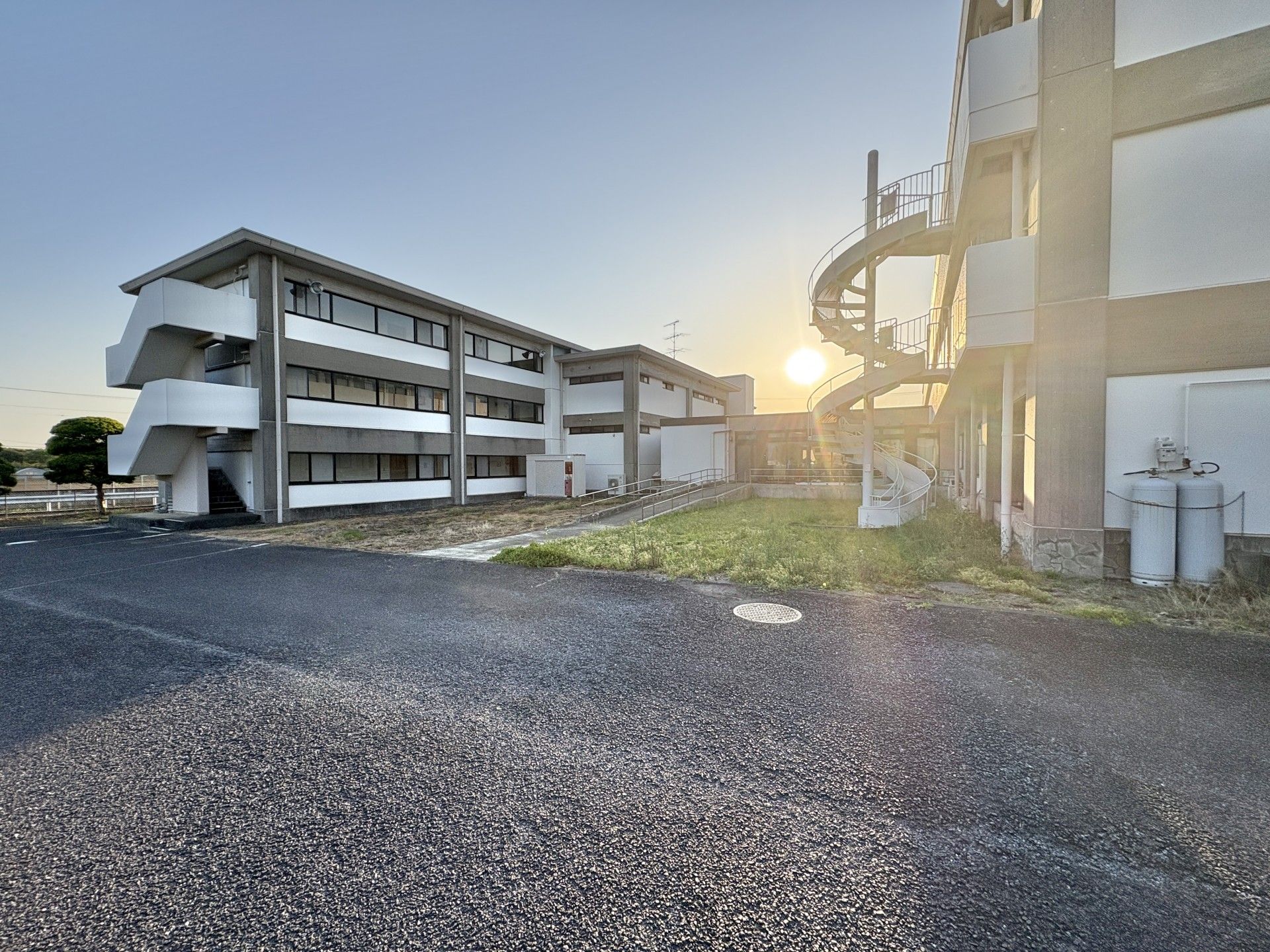 夕日が差し込む建物外観