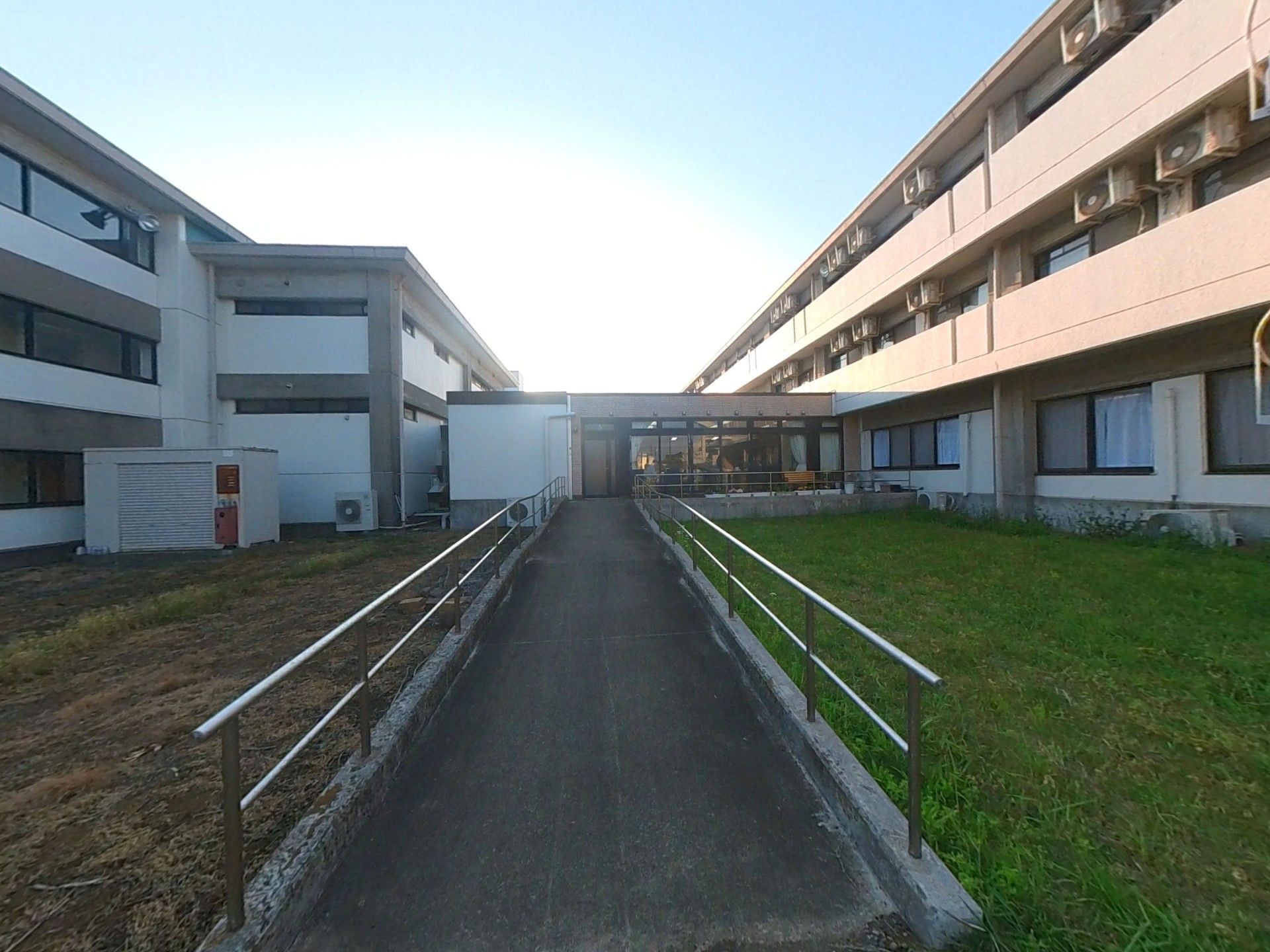 広い通路と建物の外観
