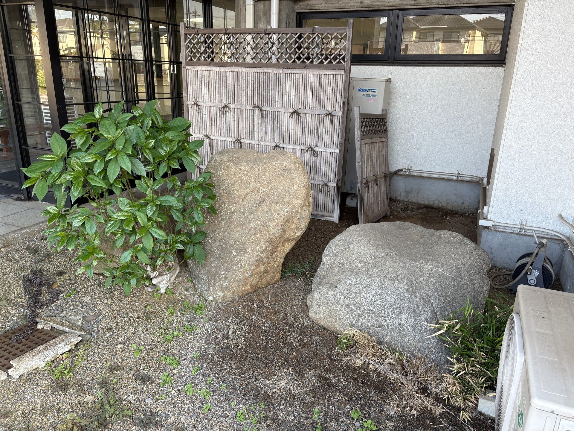 庭の石と植栽