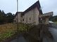 自然に囲まれた建物の全景