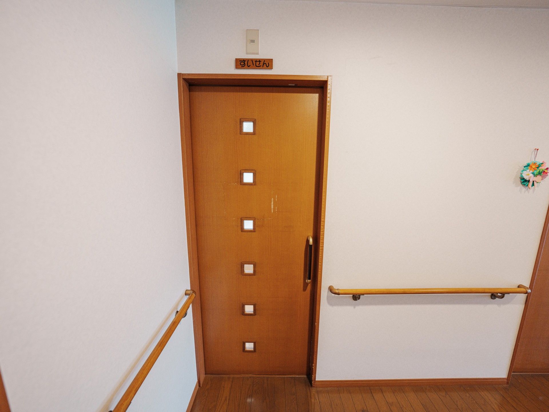 手すり付きの明るい廊下