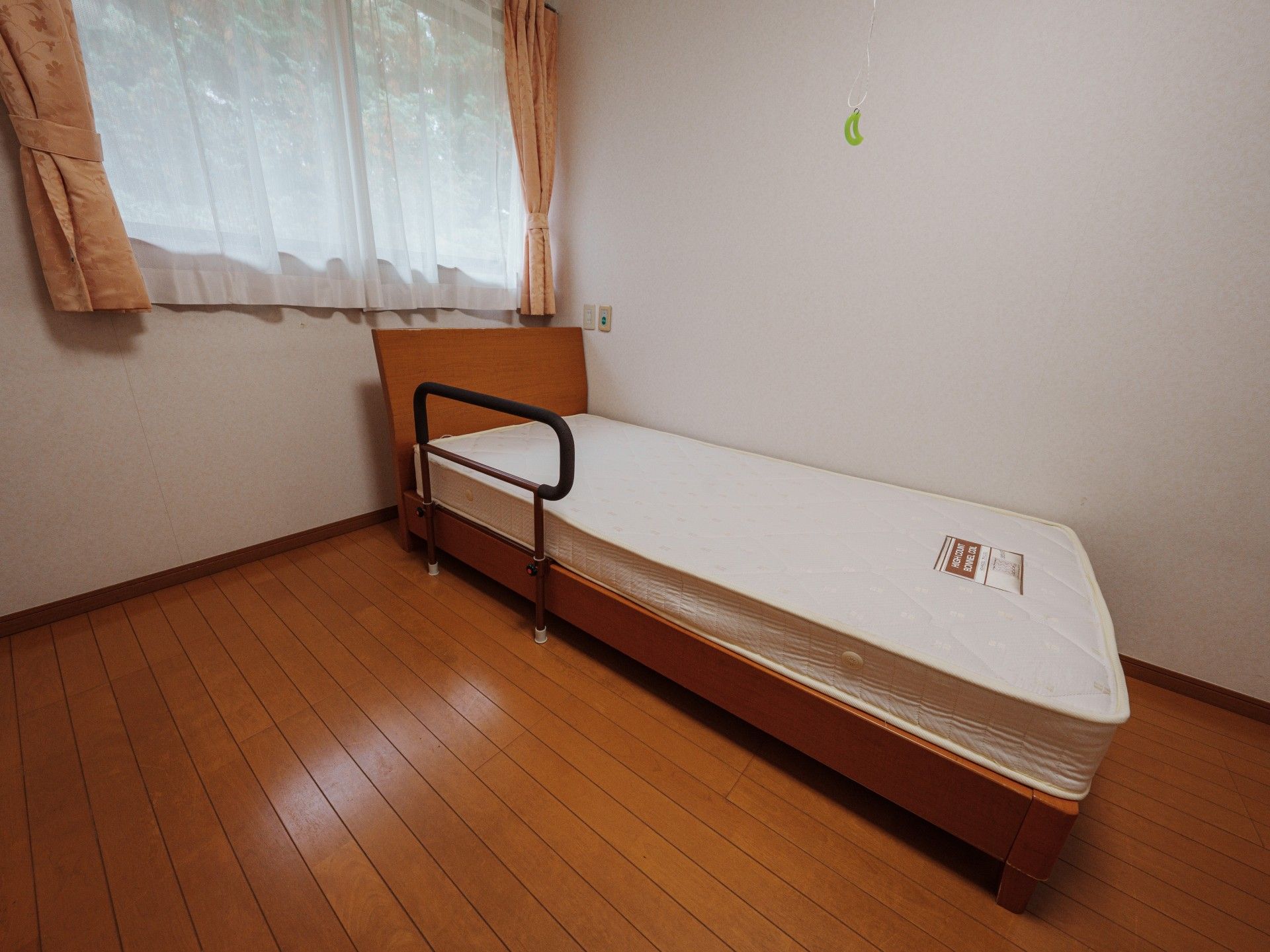 清潔な個室のベッド