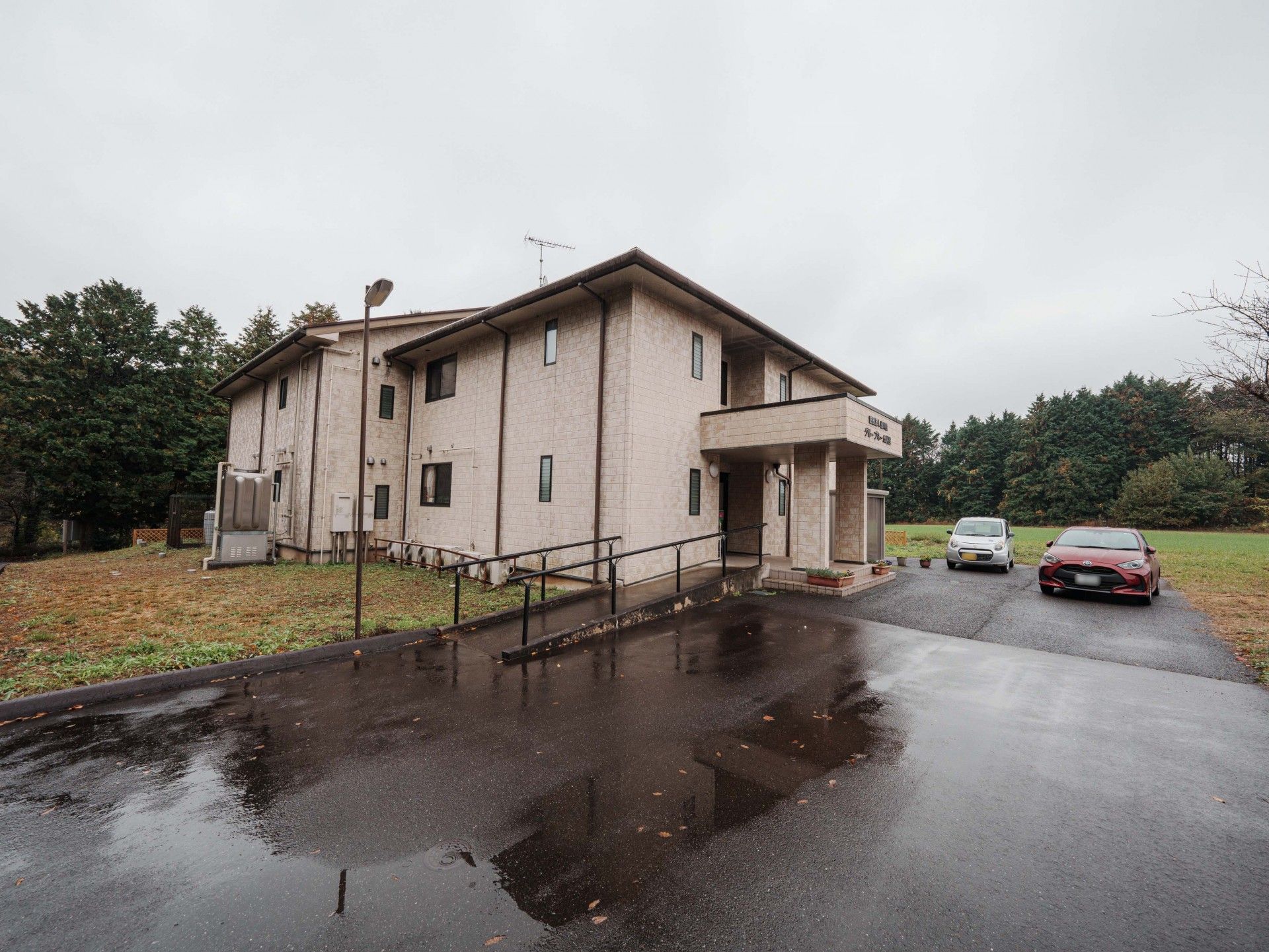 ゆったりとした建物の外観