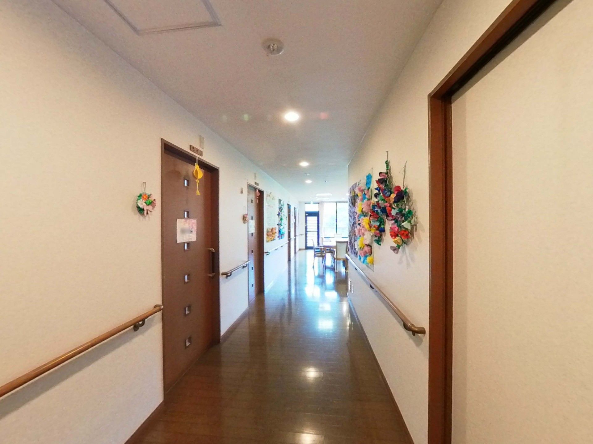 明るい廊下の風景