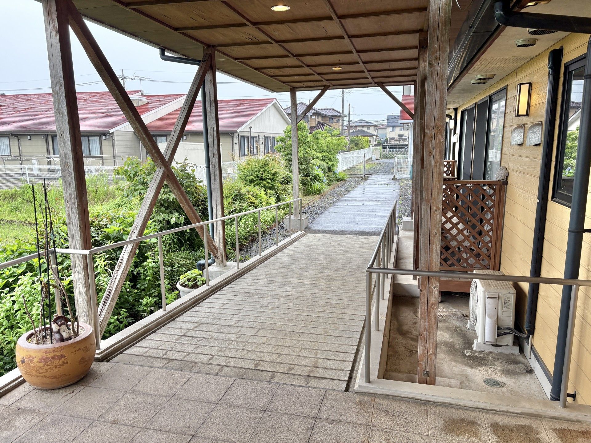 緑に囲まれた通路