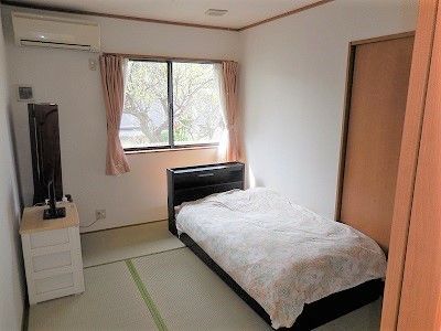 落ち着いた個室の寝室