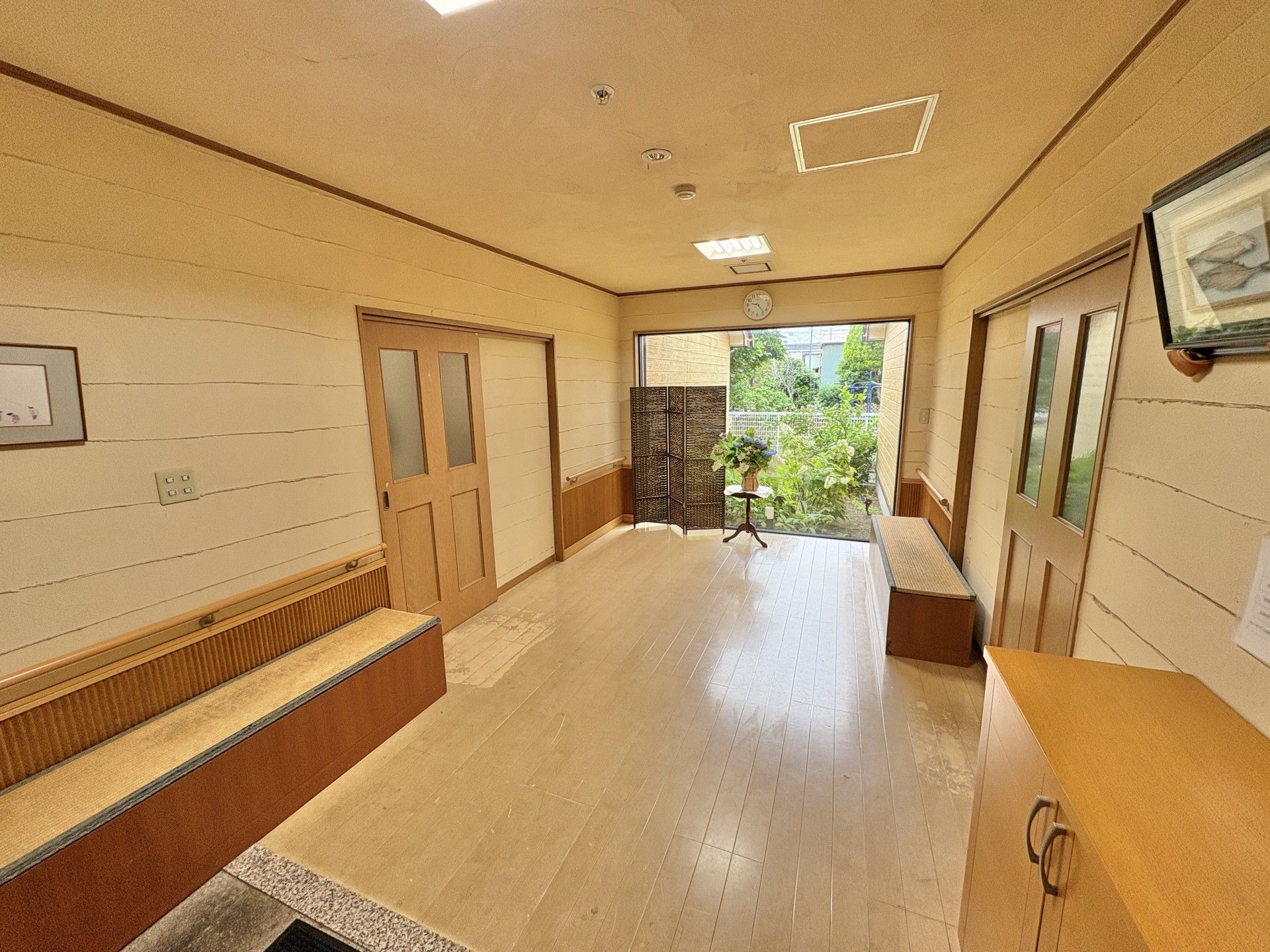 明るい廊下と庭の風景
