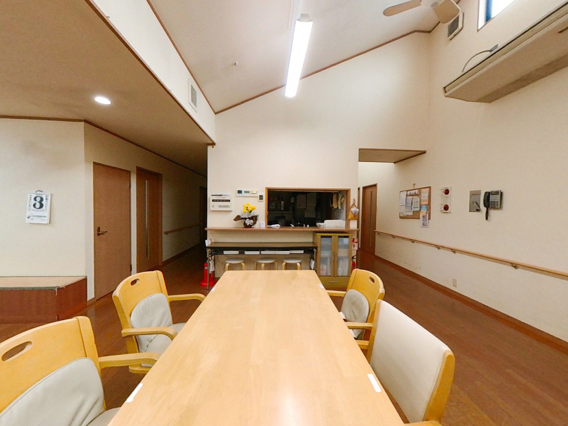 広いテーブルのある部屋