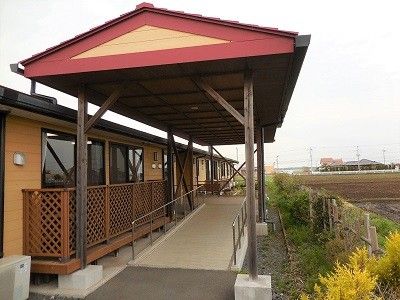 木製の手すりがある通路