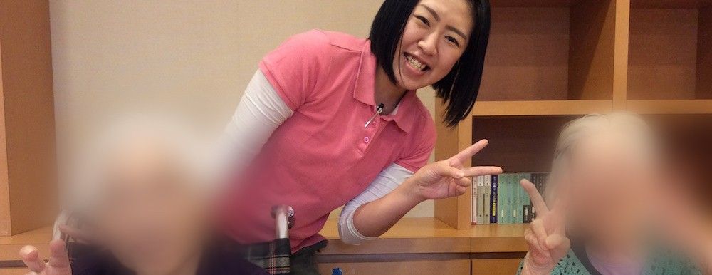 笑顔のスタッフと利用者