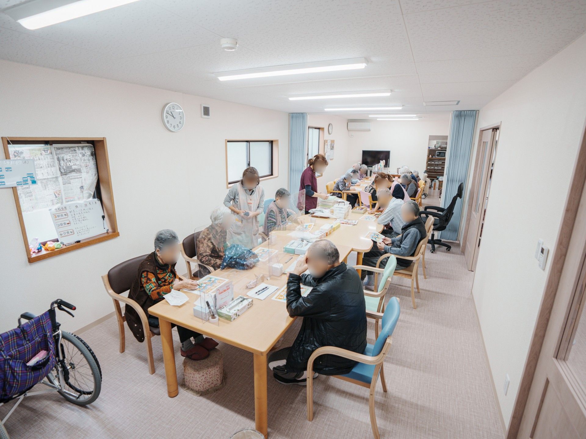 薬を飲む高齢女性と介助をする女性ヘルパー