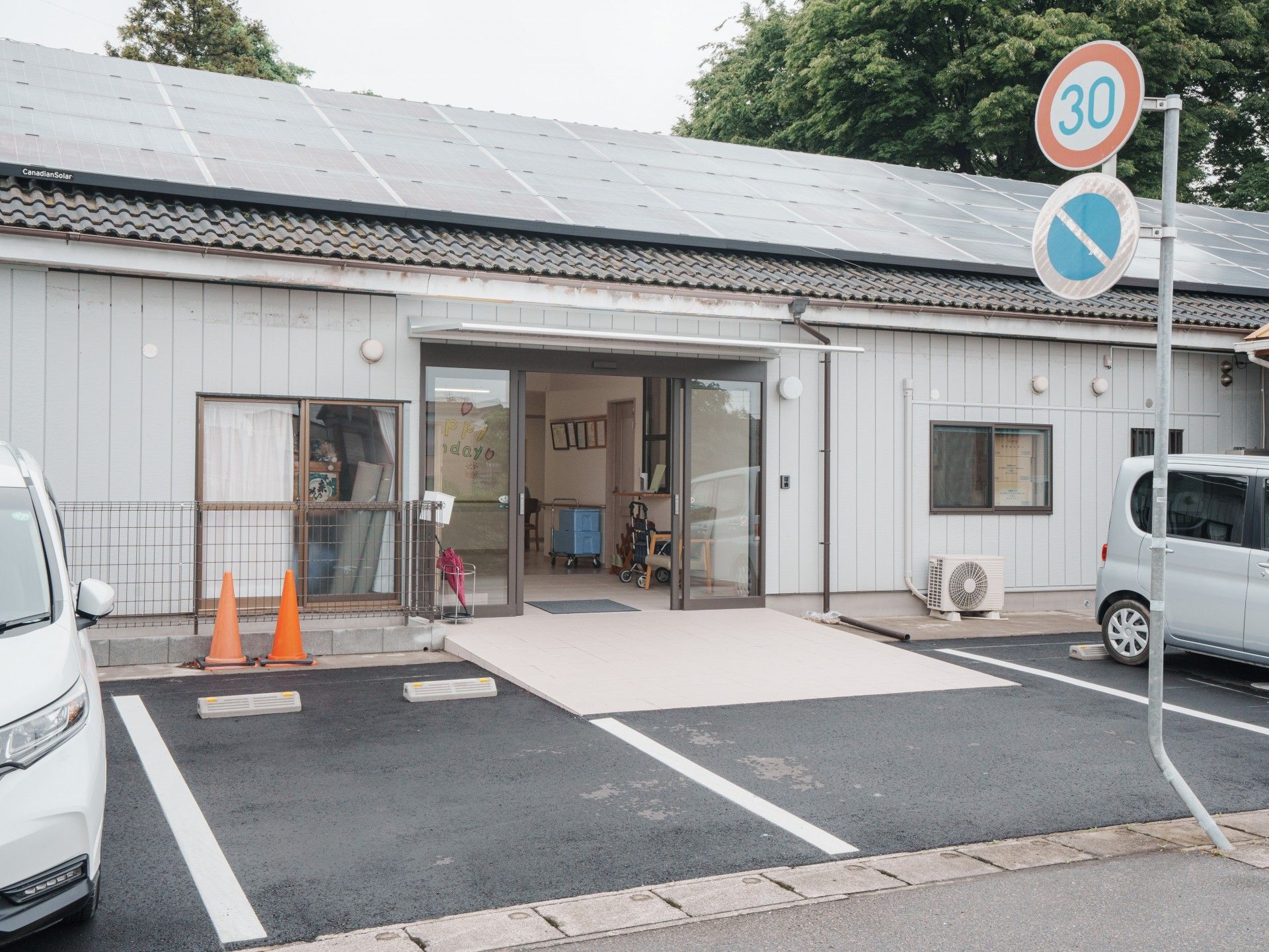 横に長く背の低いタイプの建物。広めの中庭があるグループホームの外観