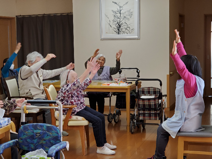 体操を楽しむ皆さんの様子