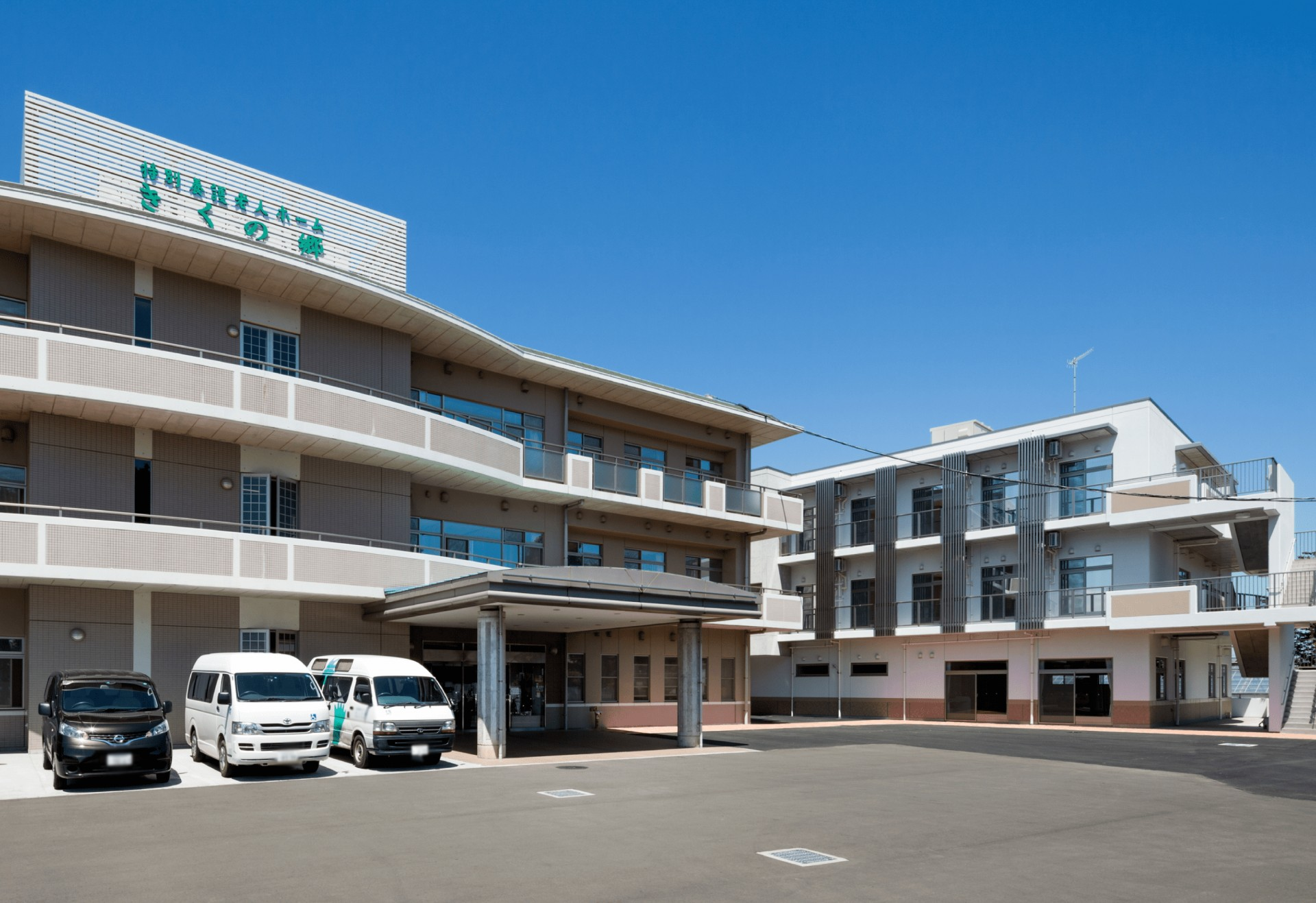 広い駐車場の建物外観