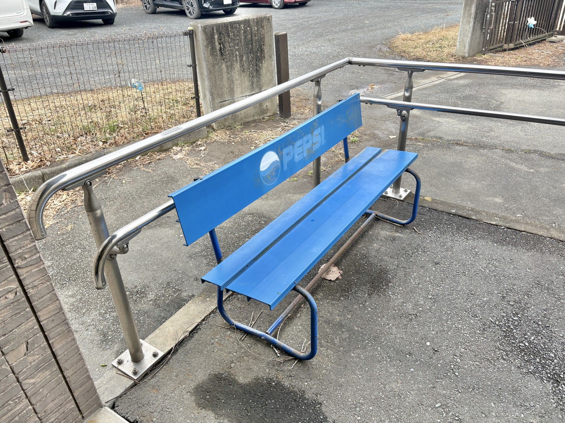 青いベンチのある屋外