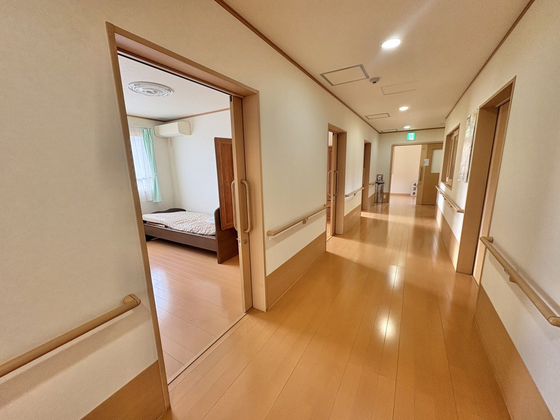 明るい廊下と居室