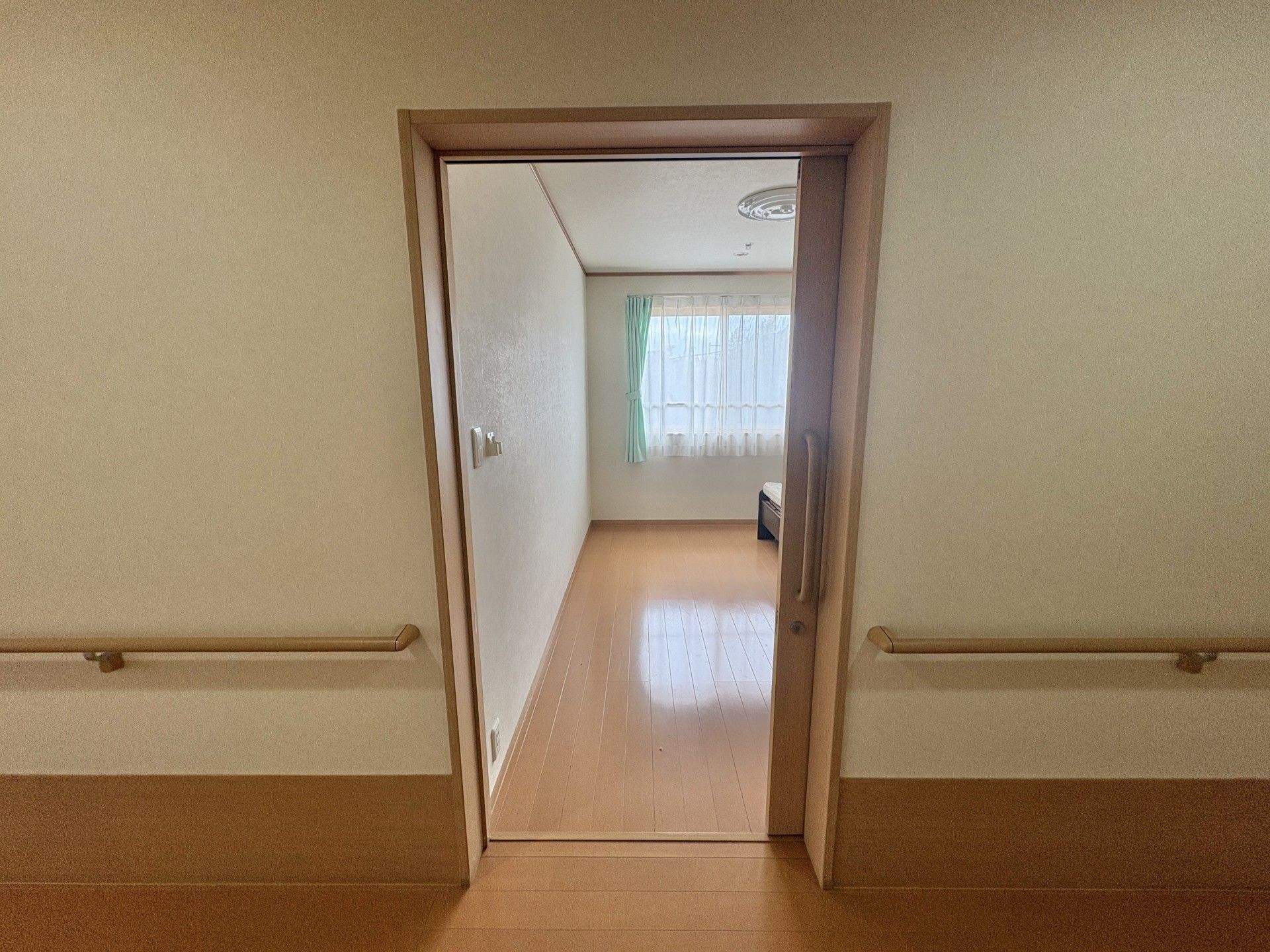 明るい個室の入口