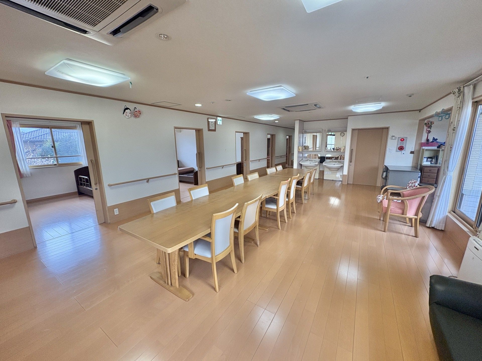 長いテーブルのある部屋