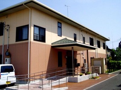明るい外観の建物
