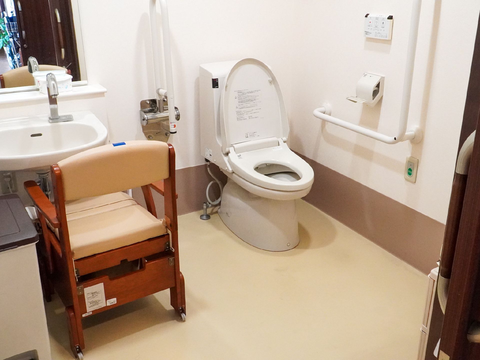高齢者が使うことを配慮して手すりが設置されているトイレ