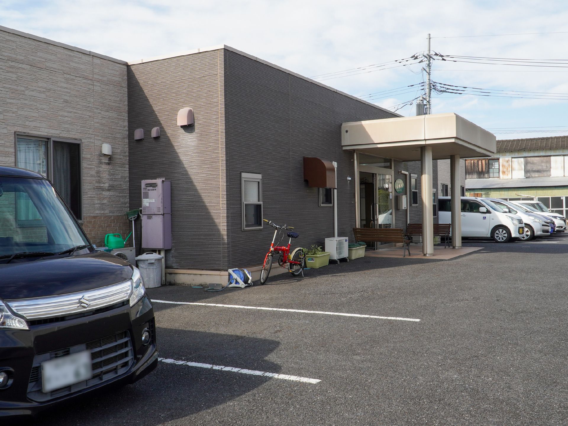 駐車場から撮影した介護施設の外観