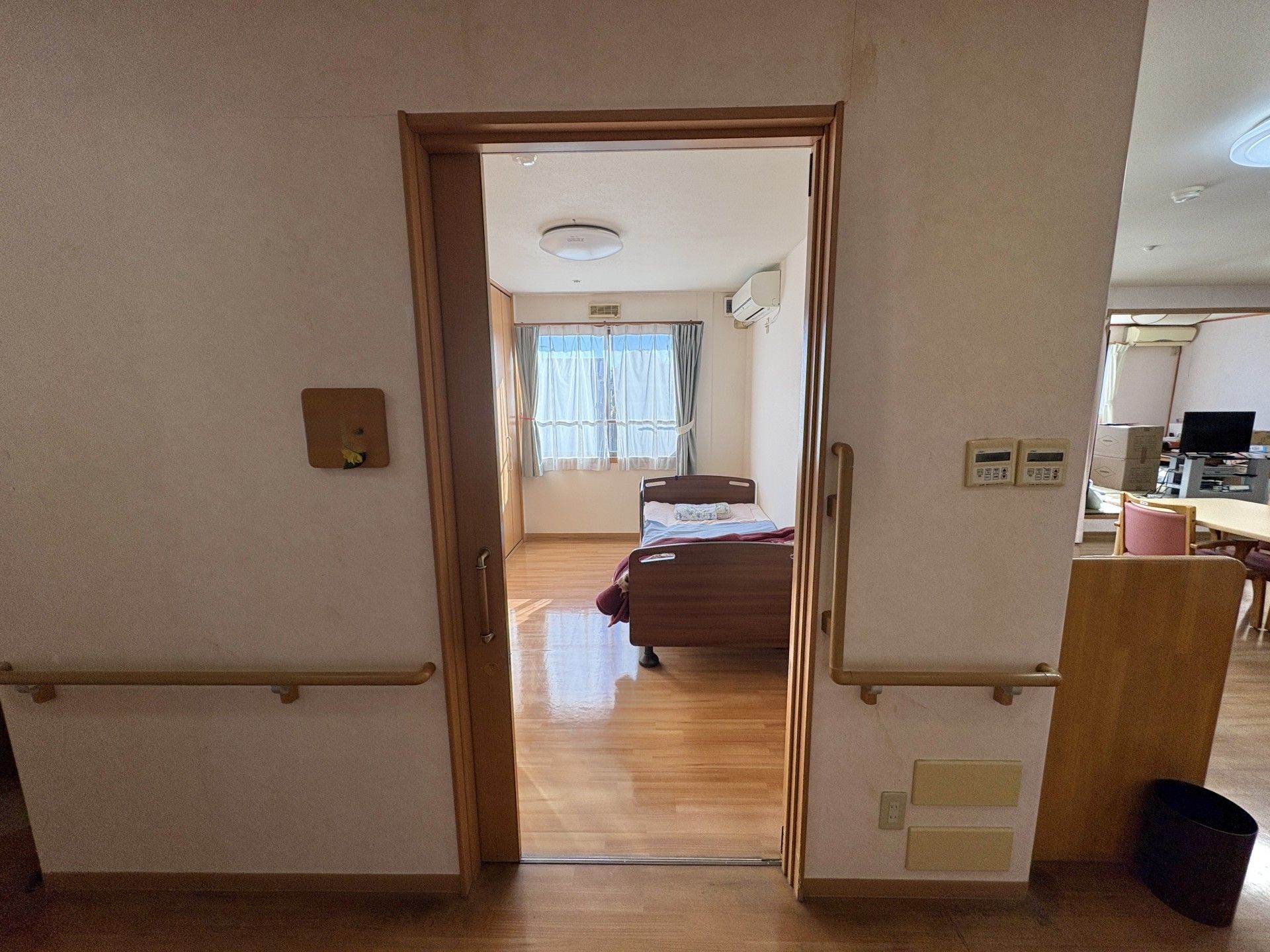 明るい個室の入口
