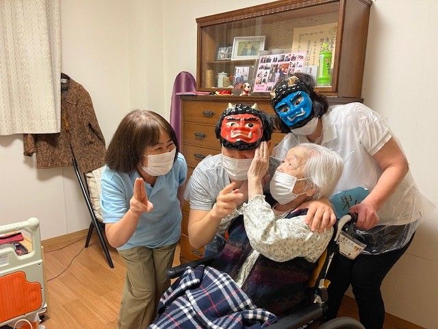 仮面をつけた笑顔の集い