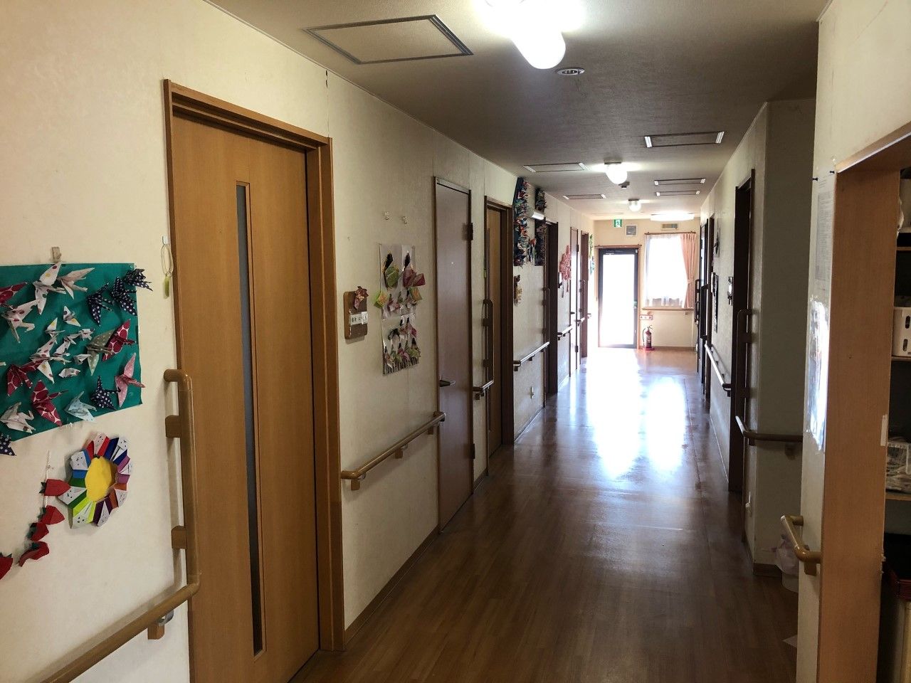 明るい廊下の風景