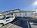 駐車場と建物の外観