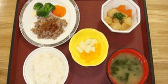 肉料理がメインの肉じゃがと味噌汁が付いた献立