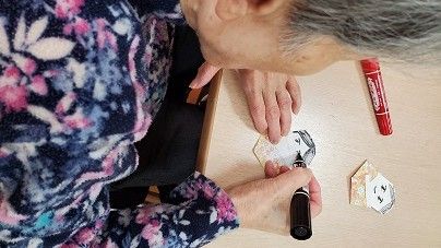 活動を楽しむ高齢者の様子