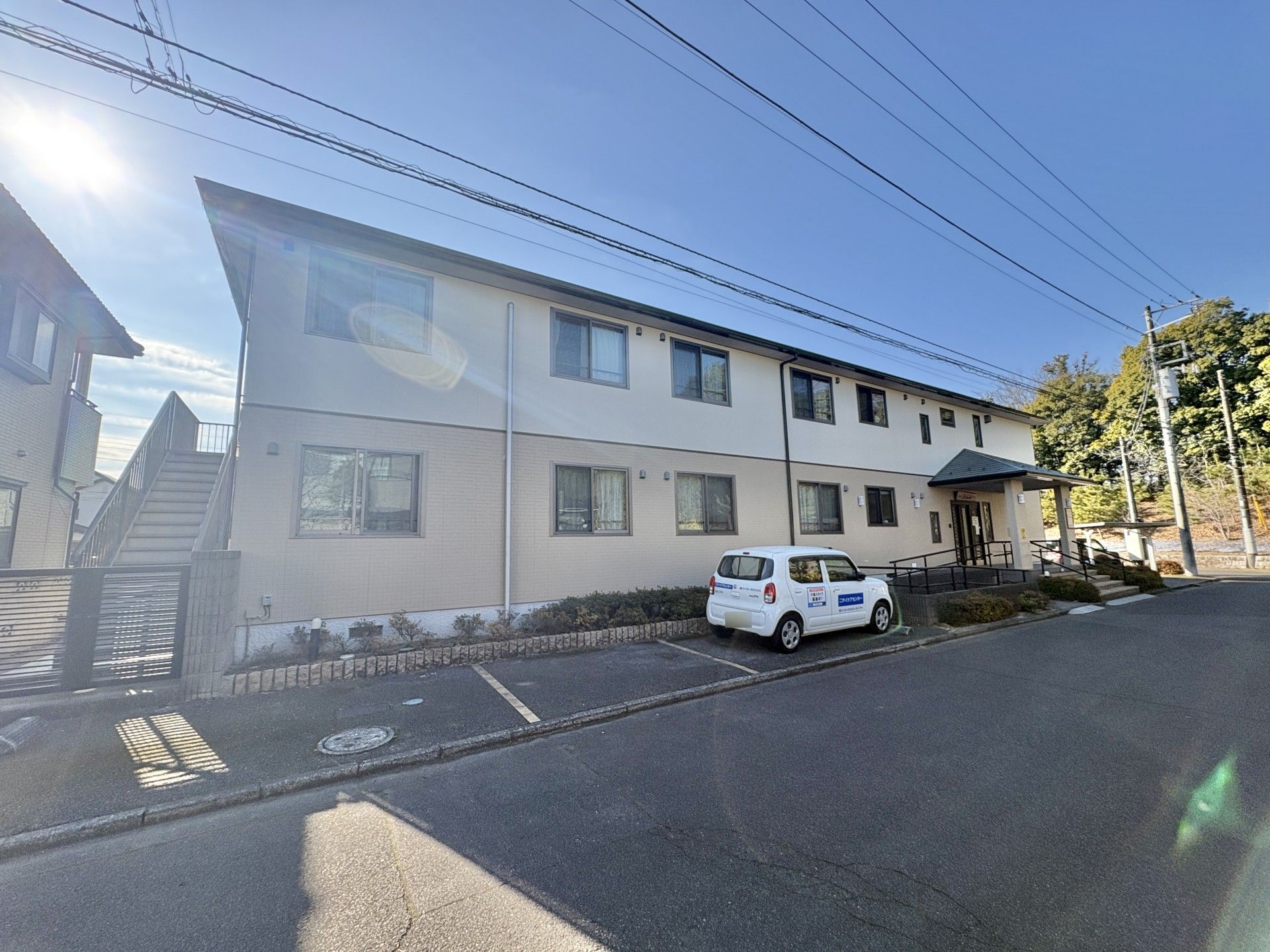 日差しの中の建物外観