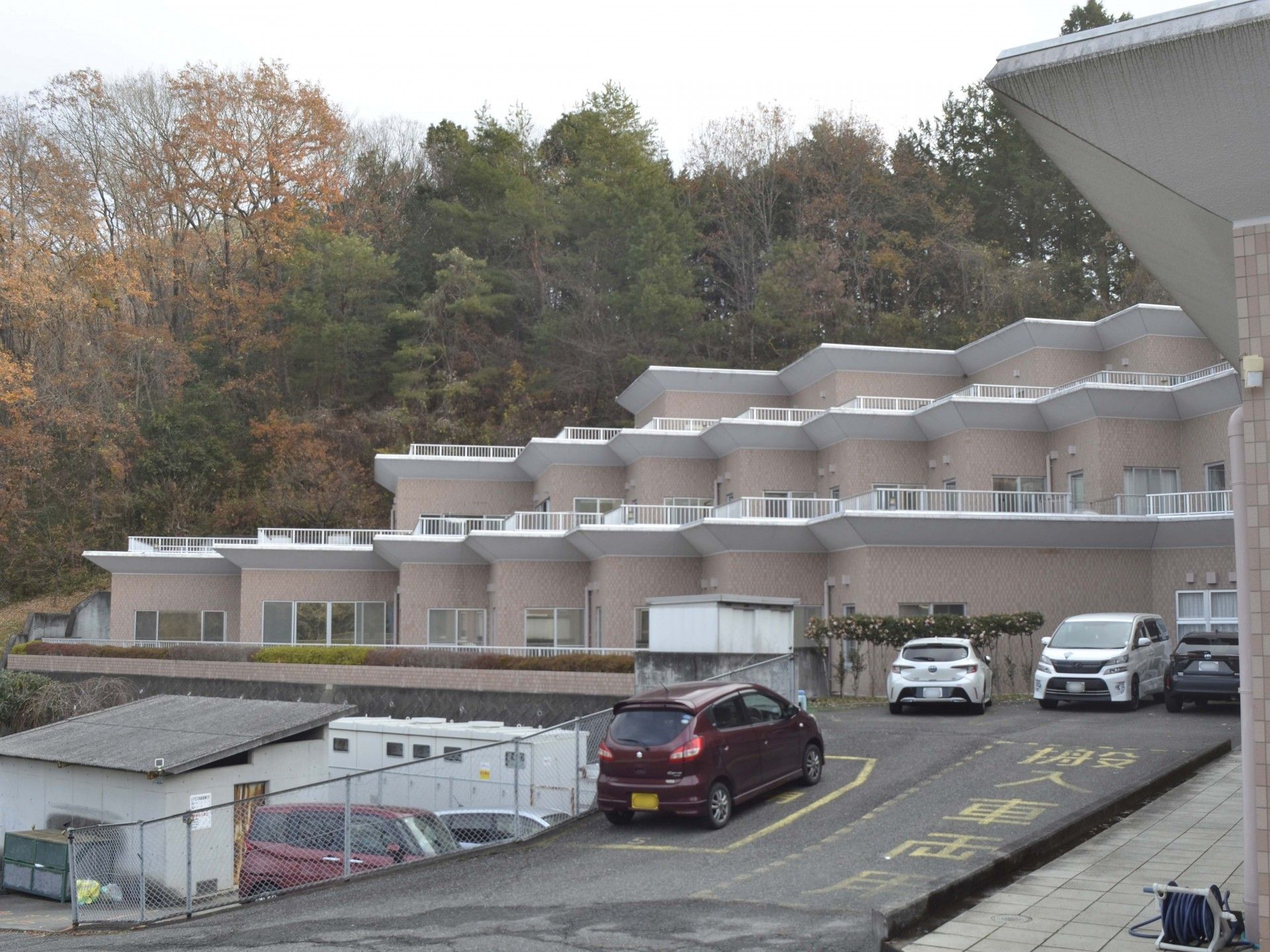 自然に囲まれた建物外観