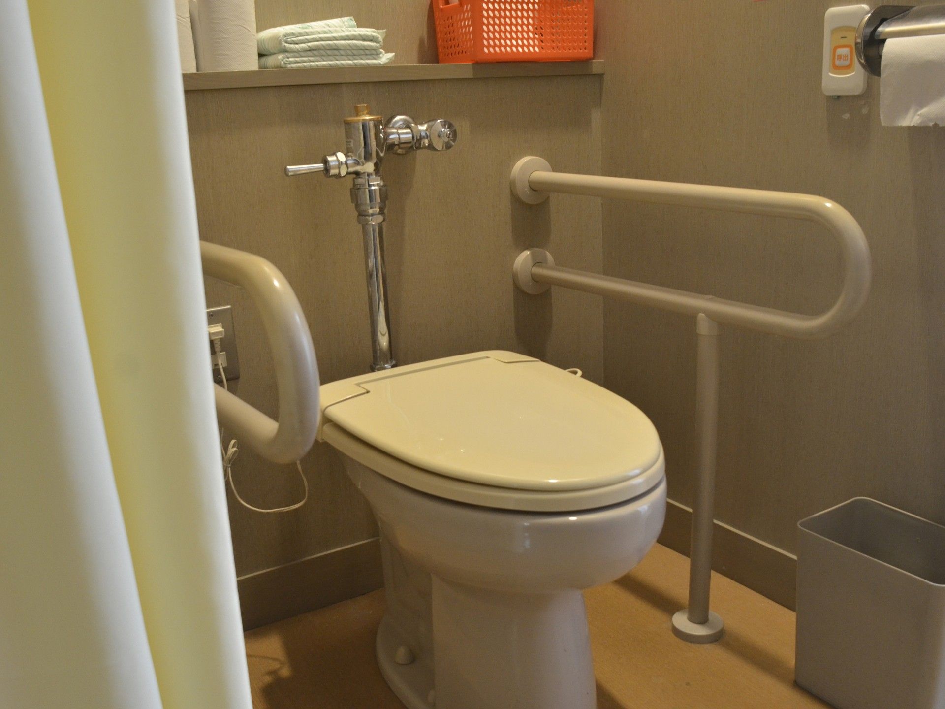 手すり付きのトイレ
