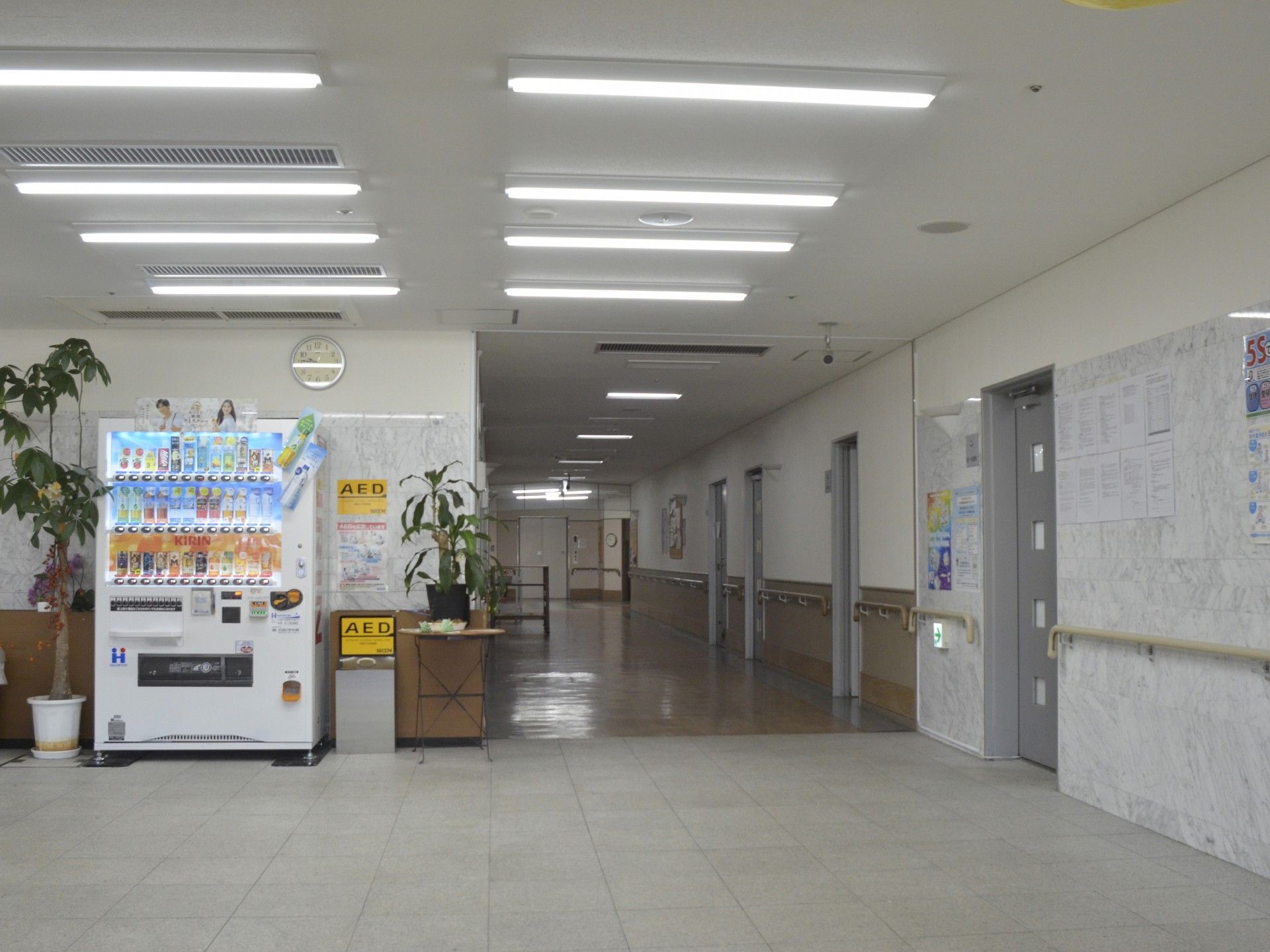 自動販売機と廊下