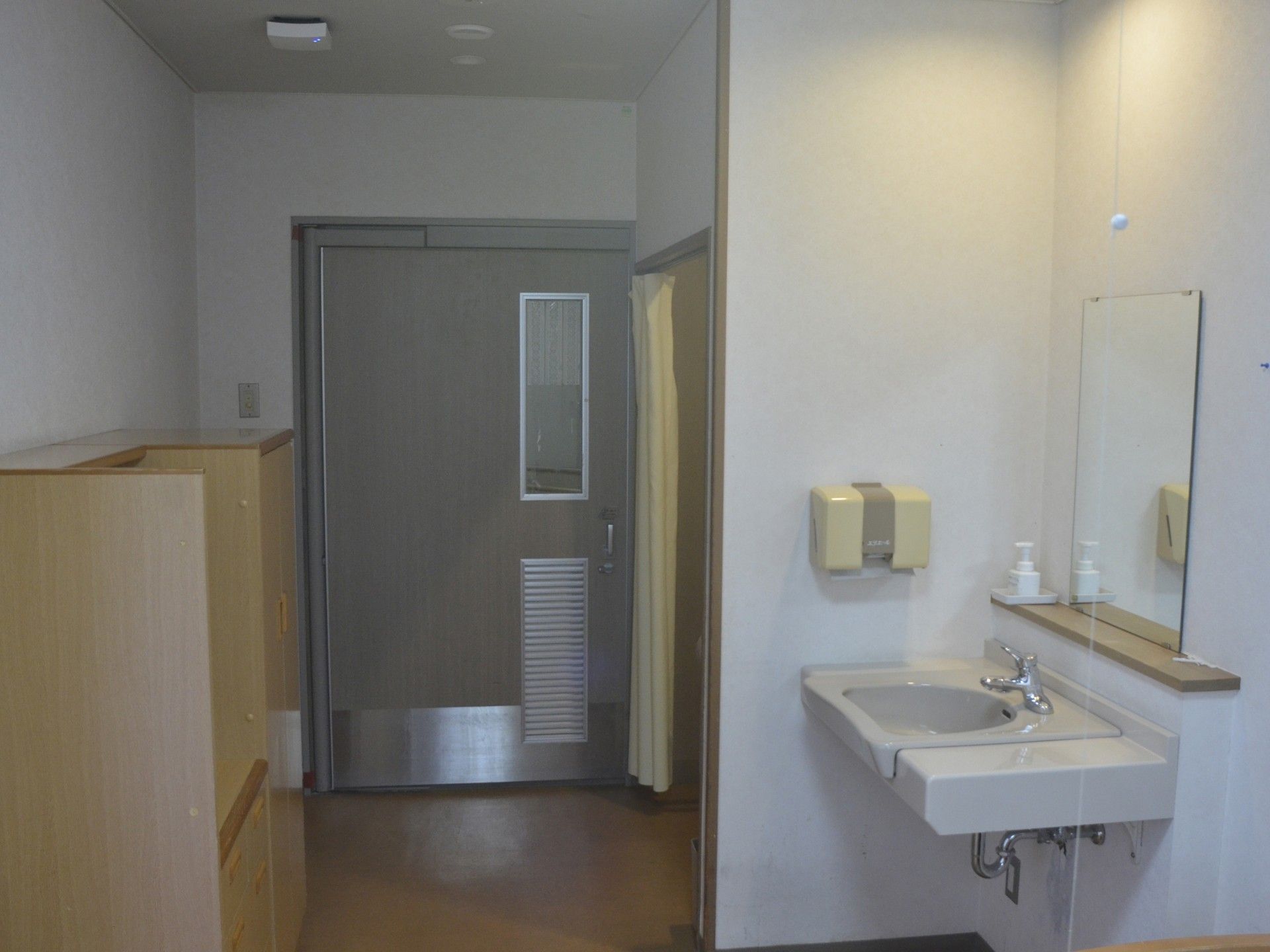 洗面台と収納のある部屋