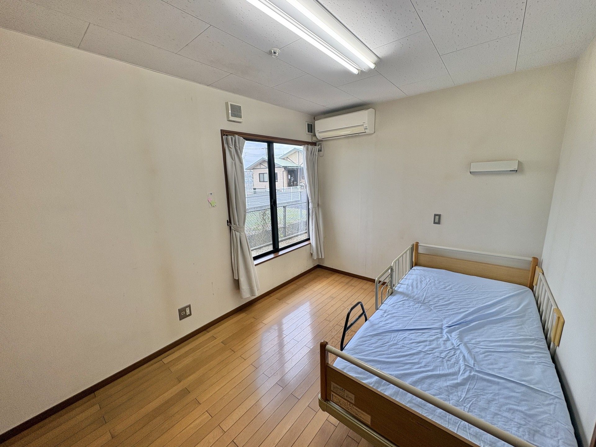 窓際のベッドと明るい部屋