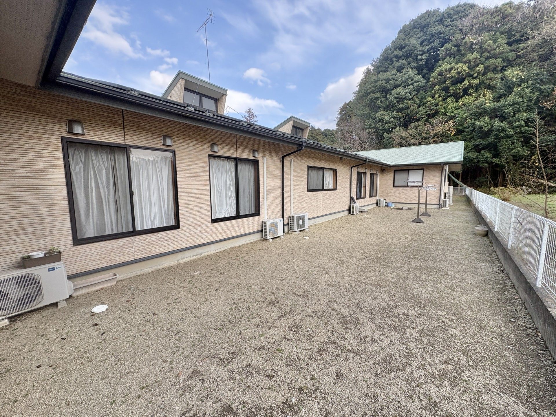 広い庭のある建物