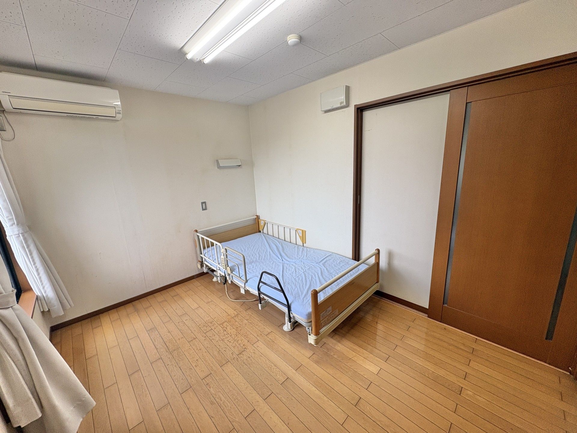 シンプルなベッドの部屋